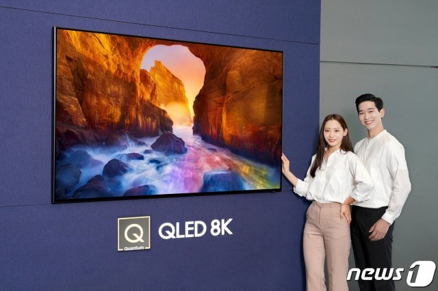 25일 삼성 디지털프라자 삼성대치점에서 모델들이 화질에서 스마트 기능까지 완전히 새로워진 2019년형 ‘QLED TV’를 소개하고 있다. 2019년형 ‘QLED TV’는 65인치부터 98인치까지 확장된 초대형 라인업을 자랑한다. 98·82·75·65형의 8K 제품 1개 시리즈(Q950R)와 82·75·65·55·49형의 4K 제품 4개 시리즈(Q90R·Q80R·Q70R·Q60R)로 구성되며, 총 18개 모델로 운영된다. (삼성전자 제공)