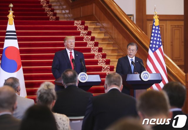 문재인 대통령과 트럼프 미국 대통령이 지난 6월 30일 오후 청와대에서 공동기자회견을 하고 있다. (청와대)