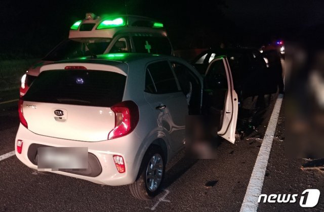 23일 오후 11시45시분께 울산 북구 산하동의 한 도로에서 40대 A씨가 몰던 차량이 역주행하다 마주오던 승용차와 정면 충돌했다.(울산지방경찰청 제공) ⓒ 뉴스1