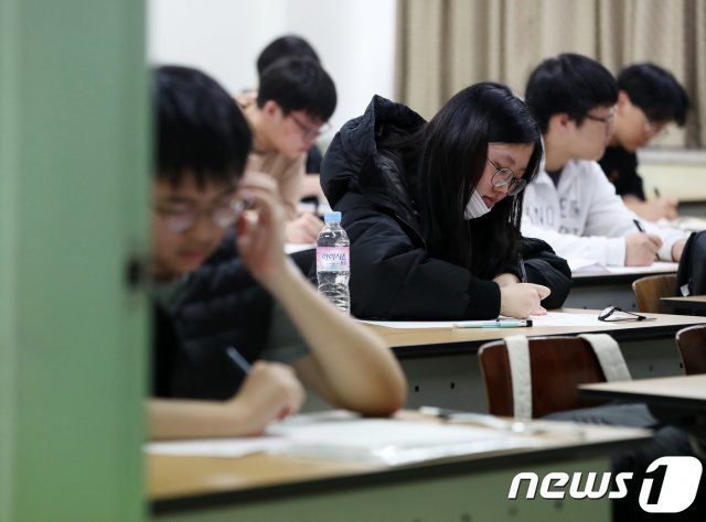 지난해 한 대학에서 치러진  ‘2019학년도 수시모집 논술고사’에서 수험생들이 시험 시작을 기다리고 있는 모습. (뉴스1 DB) © News1