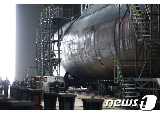 김정은 국무위원장이 새로 건조한 잠수함을 시찰했다고 지난 7월23일 북한 조선노동당 기관지 노동신문이 보도했다. (노동신문)