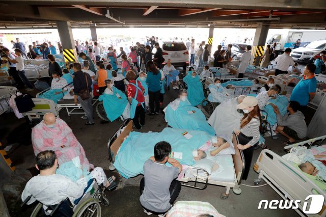 24일 오전 9시 3분쯤 경기 김포시 풍무동의 한 요양병원에서 화재가 발생, 긴급대피한 환자들이 치료를 받고 있다. 이날 불로 2명이 숨지고 19명이 부상했다고 소방당국은 밝혔다. 2019.9.24/뉴스1 © News1