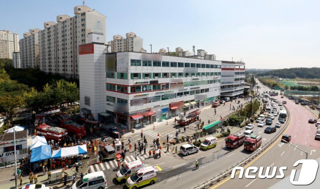 24일 오전 9시 3분쯤 경기 김포시 풍무동의 한 요양병원에서 화재가 발생, 노인 2명이 숨지는 사고가 발생했다. 사고가 발생한 요양병원의 모습.2019.9.24/뉴스1 © News1