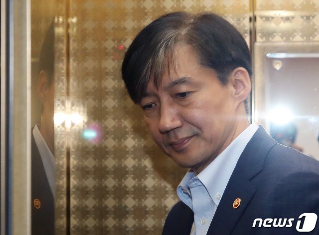 조국 법무부 장관이 24일 오전 서울 세종로 정부서울청사에서 국무회의를 마치고 회의실을 나서고 있다. © News1