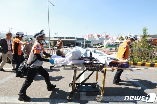24일 오전 경기 김포시 풍무동의 한 요양병원에서 화재가 발생해 소방대원들이 구조활동을 하고 있다. 이날 불로 2명이 숨지고 19명이 부상했다고 소방당국은 밝혔다. © News1