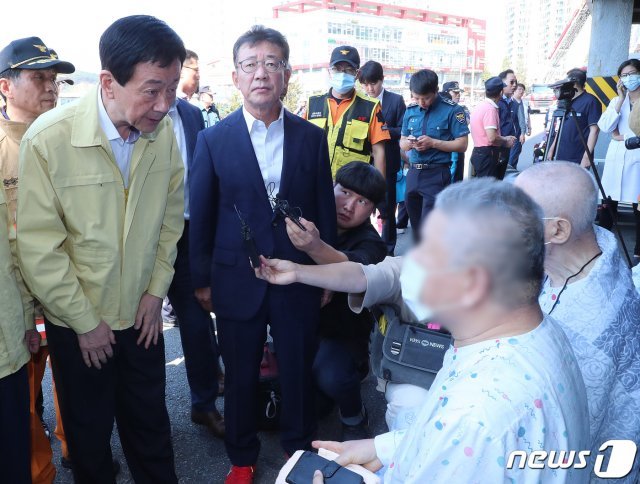 진영 행정안전부장관이 24일 오전 화재가 발생한 경기도 김포시 풍무동의 한 요양병원을 찾아 환자 건강상태를 점검하고 있다. (행정안전부 제공)