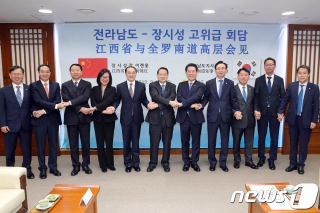 전남도와 중국 장시성은 23일 도청 접견실에서 김영록 지사와 이롄훙 성장이 참석한 가운데 다양한 교류협력 방안을 논의했다.(전남도 제공) 2019.9.23 /뉴스1