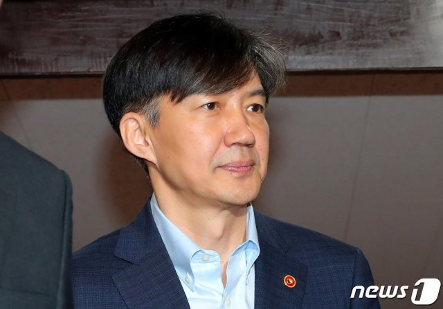 조국 법무부 장관이 24일 오전 서울 세종로 정부서울청사에서 열린 국무회의에 참석하고 있다. © News1