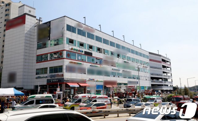 24일 오전 9시 3분쯤 경기 김포시 풍무동의 한 요양병원에서 화재가 발생, 노인 2명이 숨지는 사고가 발생했다. 사고가 발생한 요양병원의 모습. © News1