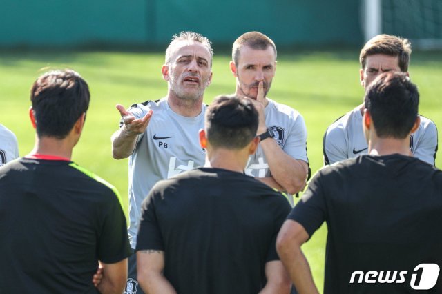 파울루 벤투 축구 국가대표팀 감독이 지난 7일 오후(한국시간) 터키 이스탄불 파티흐 테림 연습경기장에서 선수들에게 훈련지시를 하고 있다./뉴스1 © News1