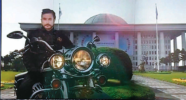 터미네이터 오토바이를 탄 황교안 대표. 삭발식 사진에 수염을 그려 넣은 것이다. 사진 출처 구글