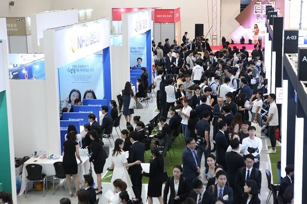 지난달 서울 동대문디자인플라자(DDP)에서 열린 ‘금융권 공동채용박람회’에는 은행, 보험사 등 총 60개 금융회사가 참여했다. 은행연합회 제공