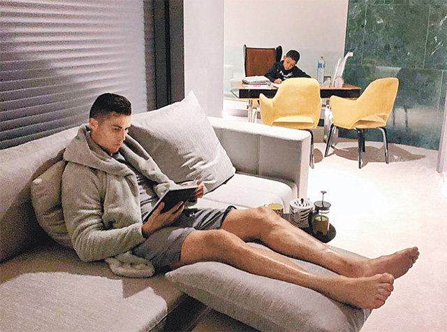 시상식 불참하고 “밤 지나면 새벽이 온다” 시상식에 참석하지 않은 크리스티아누 호날두가 자신의 집 거실에서 책을 보는 장면을 찍어 인스타그램에 올린 사진. 사진 출처 호날두 인스타그램