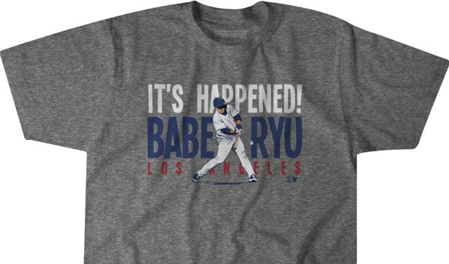 ‘BABE RYU’ 류현진 첫 홈런 기념티셔츠 메이저리그 데뷔 이후 첫 홈런을 때린 LA 다저스 류현진의 기념티셔츠가 등장했다. 스포츠 테마 티셔츠 제작 업체 ‘브레이킹T’는 24일 공식 홈페이지를 통해 ‘베이브 류(Babe Ryu)’라는 이름의 티셔츠를 공개했다. 사이트에서 구매할 수 있다. 28달러에 판매하고 있다. 브레이킹T 홈페이지 사진 캡처
