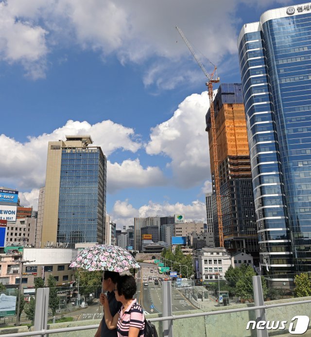 추석 연휴 마지막날인 15일 서울 중구 서울로 7017을 찾은 시민들이 푸른하늘을 벗 삼아 산책을 하고 있다. © News1