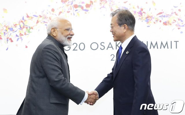 G20 정상회의 참석차 일본 오사카를 방문한 문재인 대통령이 2019년 6월28일 인텍스 오사카에서 나렌드라 모디(Narendra Modi) 인도 총리와 정상회담을 갖기 전 인사를 나누고 있다.(청와대 제공)