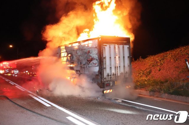 25일 오전 1시8분쯤 전남 장성 고창담양고속도로 장성3터널 인근에서 25톤 화물차에서 불이 나 소방당국이 불을 진화하고 있다.(장성소방서 제공)