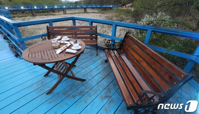 4.27 판문점선언 1주년인 27일 오후 파주시 진서면 판문점 도보다리위에 1년 전 문재인 대통령과 김정은 국무위원장이 만나 이야기를 나눈 테이블이 보이고 있다. © News1 사진공동취재단