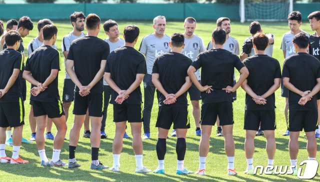 파울루 벤투 축구 국가대표팀 감독이 지난 8일 오전(한국시간) 터키 이스탄불 파티흐 테림 연습경기장에서 선수들에게 훈련지시를 하고 있다. © News1