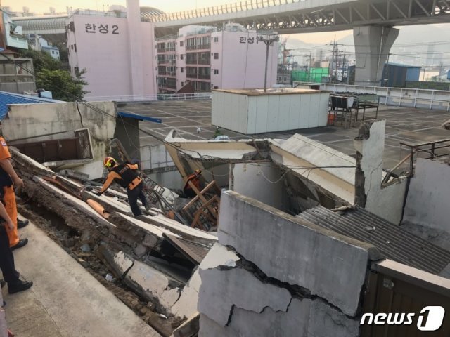 지난 7월 22일 오후 6시15분쯤 부산 영도구 봉래동의 한 주택이 무너져 내렸다. 소방대원들이 건축 잔해물 사이에 요구조자가 없는지 수색하고 있다.(부산지방경찰청 제공)© 뉴스1 DB