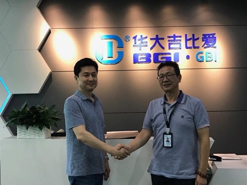 이수일 로그싱크 대표 (왼쪽)와 Guo Cheng Zhang BGI-GBI 대표가 공동사업 계약 체결 후 사진을 찍고 있다.