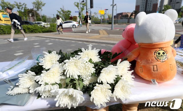 인천 연수구 송도국제도시의 한 교차로에  교통사고로 사망한  아이들의 추모공간이  마련됐다. (자료사진) /뉴스1 © News1