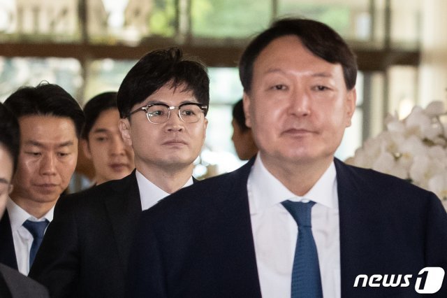 윤석열 검찰총장 뒤의 한동훈 대검찰청 반부패강력부장. 2019.9.25/뉴스1 © News1