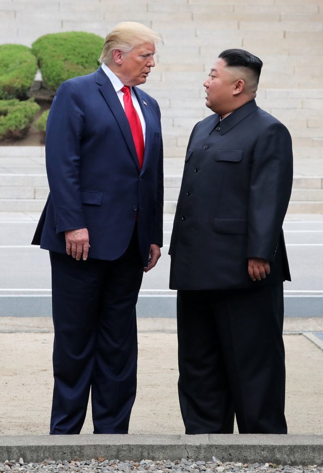 트럼프 미국 대통령이 30일 판문점 공동경비구역(JSA)에서 김정은 북한 국무위원장과 만나고 있다. 2019.6.30 청와대사진기자단 동아일보 박영대 기자