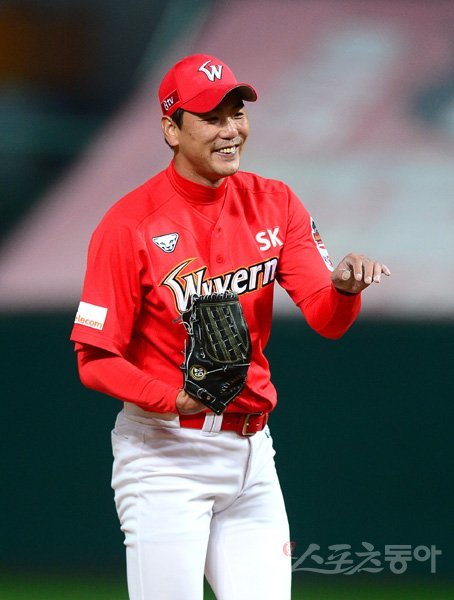 25일 인천 SK행복드림구장에서 ‘2019 신한은행 MY CAR KBO리그’ 삼성 라이온즈와 SK 와이번스의 경기가 열렸다. 선발 투수로 등판한 SK 김광현이 경기 중 웃고 있다. 인천｜김종원 기자 won@donga.com