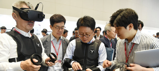 25일
 서울 강서구 마곡에 위치한 LG사이언스파크에서 열린 ‘LG 스타트업 테크페어 2019’에서 안승권 LG사이언스파크 
대표(오른쪽에서 두 번째), 박일평 LG전자 CTO(오른쪽에서 세 번째)가 스타트업 ‘비햅틱스’의 VR 기기 및 촉각 슈트를 
체험하고 있다. LG그룹 제공