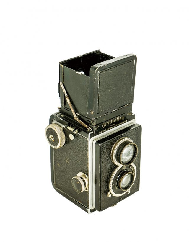 Rolleiflex Original(612)=Germany.Rollei(F/Heidecke) c1929.
독일 Braunschweig에서 Rollei(F/Heidecke)사가 1929-32년까지 약 35,000대 생산한 이안반사식 카메라로 C.Z.jena Tessar F3.8/75mm 렌즈와 1-1/300초까지 사용되는 렌즈셔터를 채용하였음.Heidoscop 스테레오 카메라에서 탄생한 세계 최초 이안반사식 카메라로 117필름을 사용하여 60X60mm화면으로 촬영됨.