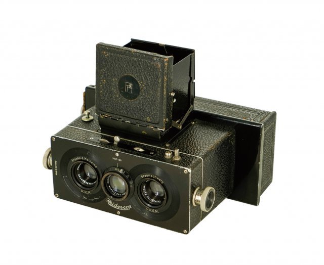 HEIDOSCOP 6X13=Germany.Rollei(F/Heidecke) c1925. 독일 브라운슈바이크에서 Rollei(F/Heidecke)사가 1925-40년까지  생산된 3안 방식의 입체 카메라로 C.Z.jena Tessar F4.5/75mm 양쪽에 렌즈와 중앙 렌즈는 뷰파인더용이고 조리개는 중앙 뷰 렌즈에서 조절하면 양쪽 렌즈 조리개가 조정되며 유리건판 필름을 사용하여 60X130mm 12매를 연속으로 촬영할 수있음.