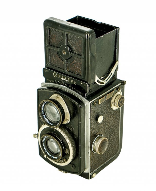 ROLLEIFLEX 4X4 Original =Germany.Rollei(F/Heidecke) c1923.
독일 Braunschweig에서 Rollei(F/Heidecke)사가 1929-32년까지 약 35,000대 생산된 1931-32년 사이에 생산된 이안반사식 카메라로 (렌즈번호 135000-145100) C.Z.jena Tessar F3.5/760mm 렌즈와 1초에서 1/300초까지 사용되는 렌즈셔터를 채용하였음.뒷면 빨간색 카운터창에서 첫 번째 노출을 위한 1번을 셋팅하여 쵤영하며 일명 ‘베이비 롤라이’라고 불린 첫 번째 모델로 127필름으로40X40mm 화면 12매를 촬영 할 수 있음.