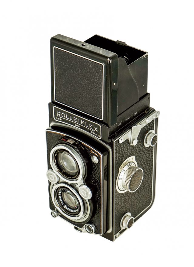 ROLLEIFLEX Automat(3A) =Germany.Rollei(F/Heidecke) c1937.
 1937-39년까지  생산된  (렌즈번호 568516-805000) 중형 이안반사식 카메라로 C.Z.jena Tessar F3.5/75mm 렌즈와 1초에서 1/500초까지 사용되는 렌즈셔터를 채용하였음. Automat 첫 모델로 필름감기 레버를 돌리면 필름이송과 셔터가 장진되며 플래시 접점이 부착되었고 붉은 창이 없어졌으며  120필름으로 60X60mm 화면 12매를 촬영 할 수 있음.