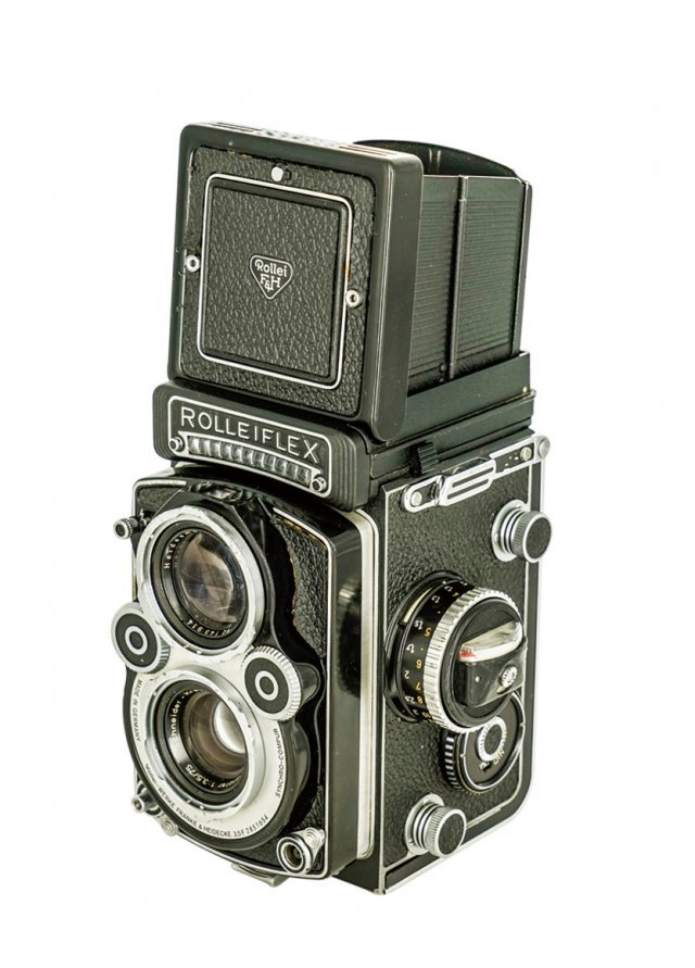 ROLLEIFLEX =Germany.Rollei(F/Heidecke) c1971.1971-76년까지2840000번부터 생산된 중형 이안반사식 카메라로 Schneider Xenotar F3.5/75mm 렌즈와 1초에서 1/500초까지 사용되는 렌즈셔터를 채용하였음. 셀레늄 방식의 노출계를 내장하고 촬영렌즈 테두리가 희다고 일명 White Face 라고도 하며 120,220 필름으로 60X60mm 화면 12매와 24매를 촬영 할 수 있음.