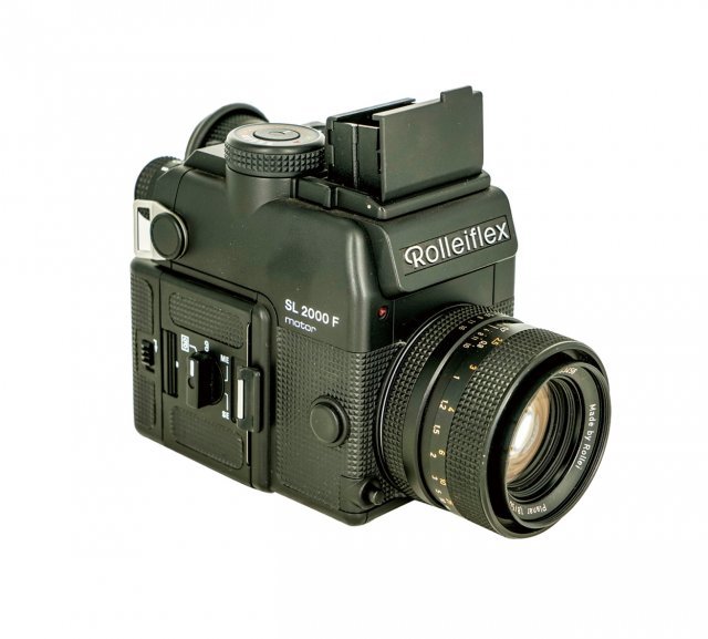 ROLLEIFLEX SL2000 F=Germany.Rollei(F/Heidecke) c1980.
1980-84년까지 생산한 소형 일안반사식 카메라로  필름집이 교환되고 모터 드라이브가 내장되어 있음.  Plannar HFT f1.8/50mm 렌즈와 16초에서 1/100초 의 전자식 포컬플레인 셔터를 채용하였고,25-6400까지 감도를 조절 할 수있는 TTL방식의 노출게가 연동이 되며 화면 크기는 24X36mm임.