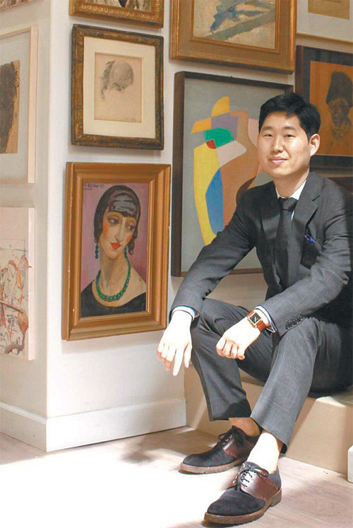 어릴 적 농구선수가 되려고 미국에 갔다가 예술에 빠져 갤러리스트가 된 신홍규 신갤러리 대표. 사람들은 갤러리스트인 그가 화려한 삶을 살 것으로 생각하지만, 그는 평범하고 검소한 일상에 만족한다고 말했다. Maya Lin