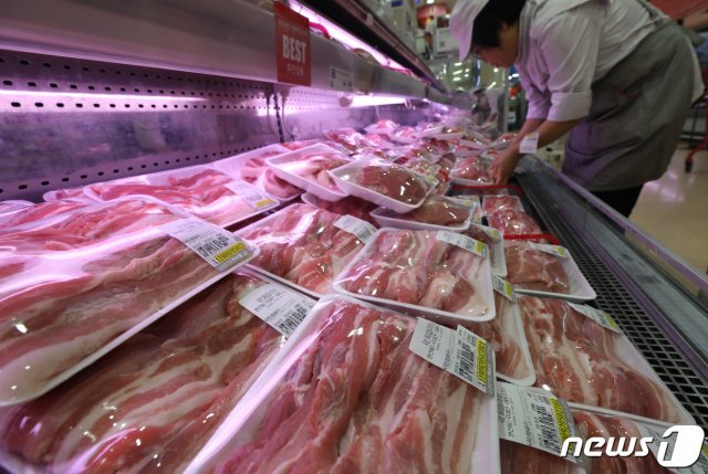 아프리카 돼지열병(ASF)이 확산하면서 돼지고기 가격이 오르고 있는 가운데, 25일 서울 시내의 한 대형마트 정육코너에 국내산 돼지고기가 진열돼 있다. 2019.9.25/뉴스1 © News1