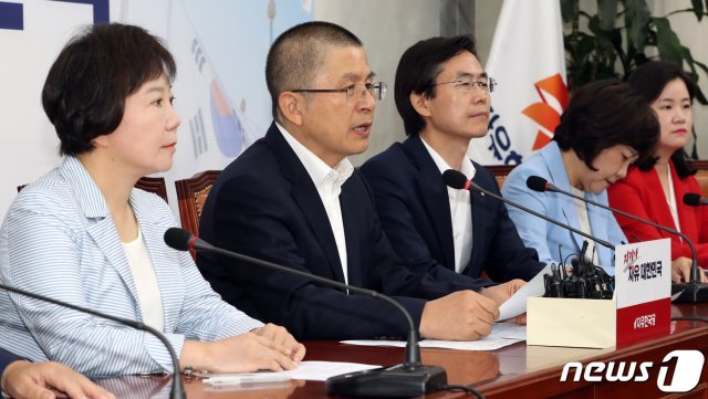 황교안 자유한국당 대표가 26일 서울 여의도 국회에서 열린 최고위원회의에서 발언하고 있다. 황교안 대표는 “문재인 대통령의 아들 준용씨는 전공과 무관한 관급교재 납품사업으로 승장구 하고 있다“며, ”아버지 찬스 안썼다고 해도 납품처 찾기위해 눈물쏟는 사업자들에게 정의롭게 보이겠나“라고 말했다. © News1