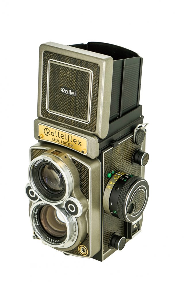 ROLLEIFLEX 2.8 GX Edition=Germany.Rollei(F/Heidecke) c1989.
1989년에  생산된 이안반사식 카메라로  Plannar HFT f2…8/80mm 렌즈와 1-1/500초 까지 사용되는 렌즈셔터를 채용하였고, TTL방식의 노출계가 내장되었고 ROLLEIFLEX탄생 60주년(1929-1989년) 판이 금장으로 부착된 기념모델로 총 1500대를 생산하여 특별한 고객에게 한정 판매된 희소품으로 120필름 60X60mm 화면 12매를 촬영함.