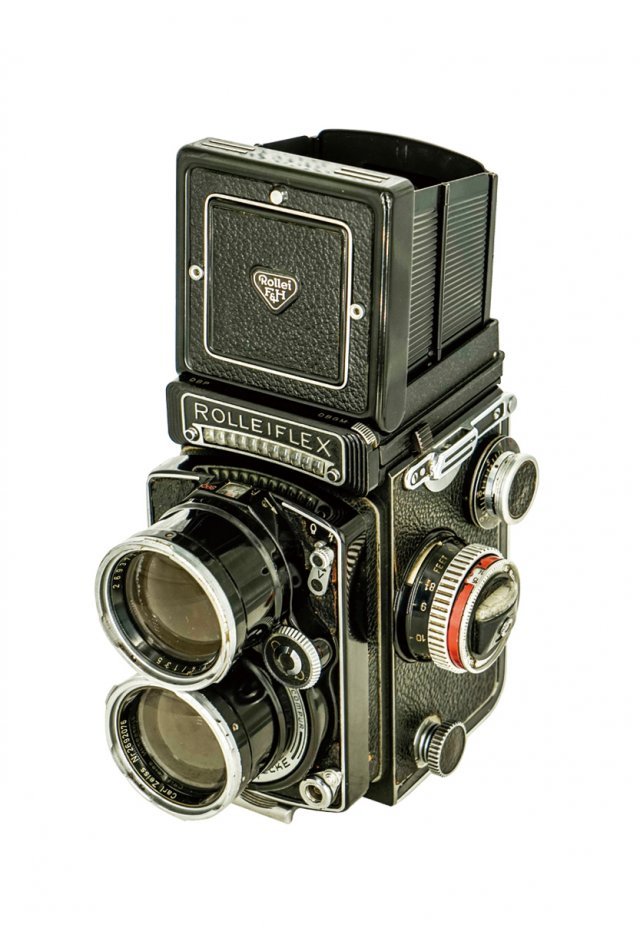 TELE ROLLEIFLEX =Germany.Rollei(F/Heidecke) c1959.
1959-75년까지 총 8490대 생산된(2300000-2308489) 중형 이안반사식 카메라로  C.Z. Sonnar f4/135mm망원렌즈와 1초에서 1/500초 까지 사용되는 렌즈셔터를 채용하였음.셀레늄 방식의 노출계가 내장되었고 뷰 파인더가 탈부착되며 120 필름으로 60X60mm12매를 촬영할 수있음.