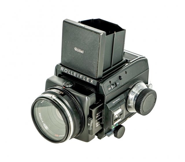 ROLLEIFLEX SL66 SE=Germany.Rollei(F/Heidecke) c1986.1986-93년 사이에 3500대 생산된 중형 일안반사식 카메라로   Rollei  Plannar HFT f2.8/80mm 렌즈와 1초에서 1/1000초 의 전자식 포컬플레인 셔터를 채용하였음,TTL방식의 노출계에 스팟 측정이 추가되었고 필름집이 교환되며 벨로즈가 장착되어 상,하 8도 기울기가 되고 정교하게 제작된 마지막 제품으로 120 필름으로 60X60mm  화면 12매를 촬영할 수 있음.