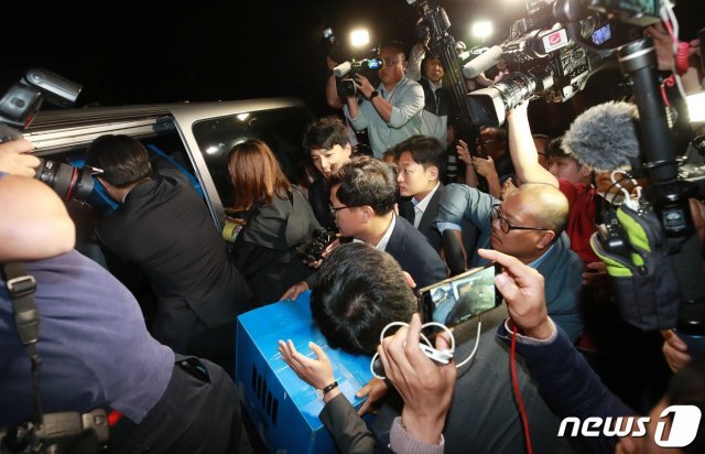 검찰 관계자들이 23일 서울 서초구 방배동 조 장관의 자택에서 압수물품 상자를 들고 차량으로 향하고 있다. 2019.9.23/뉴스1 © News1