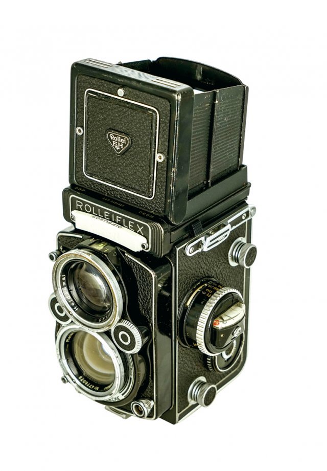 ROLLEIFLEX 2.8 F=Germany.Rollei(F/Heidecke) c1967.
1967-73년까지 생산된(F2455000-F2479999)중형 이안반사식 카메라로  Carl Zeiss Planar  f2.8/80mm 렌즈와  1초에서 1/500초까지 사용되는 렌즈셔터를 채용하였음.셀레늄 방식의 노출계를 내장하였고 첫번째 노출시 자동정지기능이 있으며 Rolleikin 2를 사용하여 135필름과 120필름을 사용하여 60X60mm화면 12매를 촬영할 수있음.