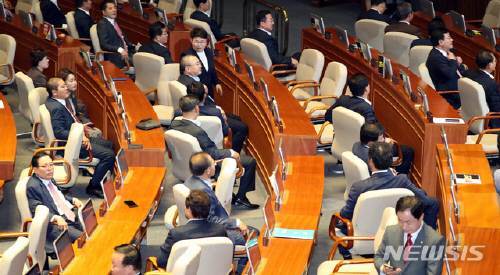 26일 오후 서울 여의도 국회에서 열린 국회 본회의에서 조국 법무부장관이 인사말을 할때 자유한국당 의원들이 등을 돌리고 앉아 있다. 사진=뉴시스
