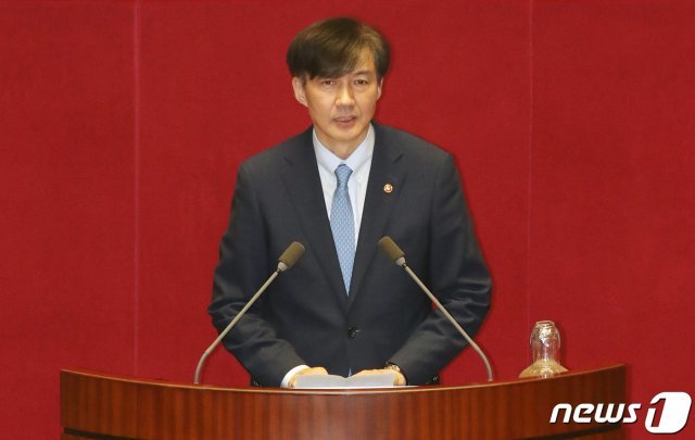 조국 법무부 장관이 26일 오후 서울 여의도 국회에서 열린 본회의에서 인사말을 하고 있다. © News1