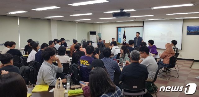 26일 오후 우석대학교 정공관에서 ‘임실치즈의 시작과 미래’에 대한 김동수 임실치즈조합 상무의 특강에 앞서 황태규 호텔항공관광학과 교수가 특강의 배경을 설명하고 있다. 2019.9. 26 © 뉴스1