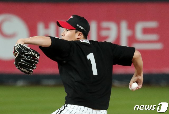 26일 오후 경기도 수원시 장안구 kt위즈파크에서 열린 프로야구 2019 신한은행 마이카 KBO리그 kt 위즈와 LG 트윈스의 경기 1회말 LG 선발투수로 나선 임찬규가 역투하고 있다. 2019.9.26/뉴스1 © News1