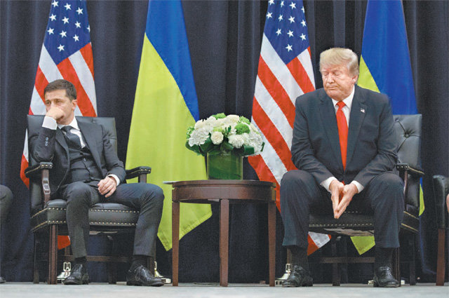 어색한 만남 가진 젤렌스키-트럼프 25일 미국 뉴욕 유엔 총회에서 볼로디미르 젤렌스키 우크라이나 대통령(왼쪽)과 도널드 트럼프 미국 대통령이 정상회담을 가졌다. 백악관은 이날 두 정상의 7월 통화 녹취록을 공개하며 “우크라이나 측에 민주당 대선후보 조 바이든 전 부통령의 수사를 요구한 적이 없다”고 주장했다. 두 정상은 이날 기자회견에서 한목소리로 수사 외압 의혹을 부인했다. 뉴욕=AP 뉴시스