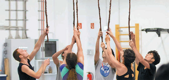 독일 올덴부르크 발레단원들이 이혜경 안무가의 지도에 맞춰 감태나무 지팡이를 하늘로 치켜드는 동작을 연습하고 있다. 이 안무가는 “단원들이 한국 춤의 신비로운 움직임을 배우려는 열의가 크다”고 했다. 슈테판 발츨 제공